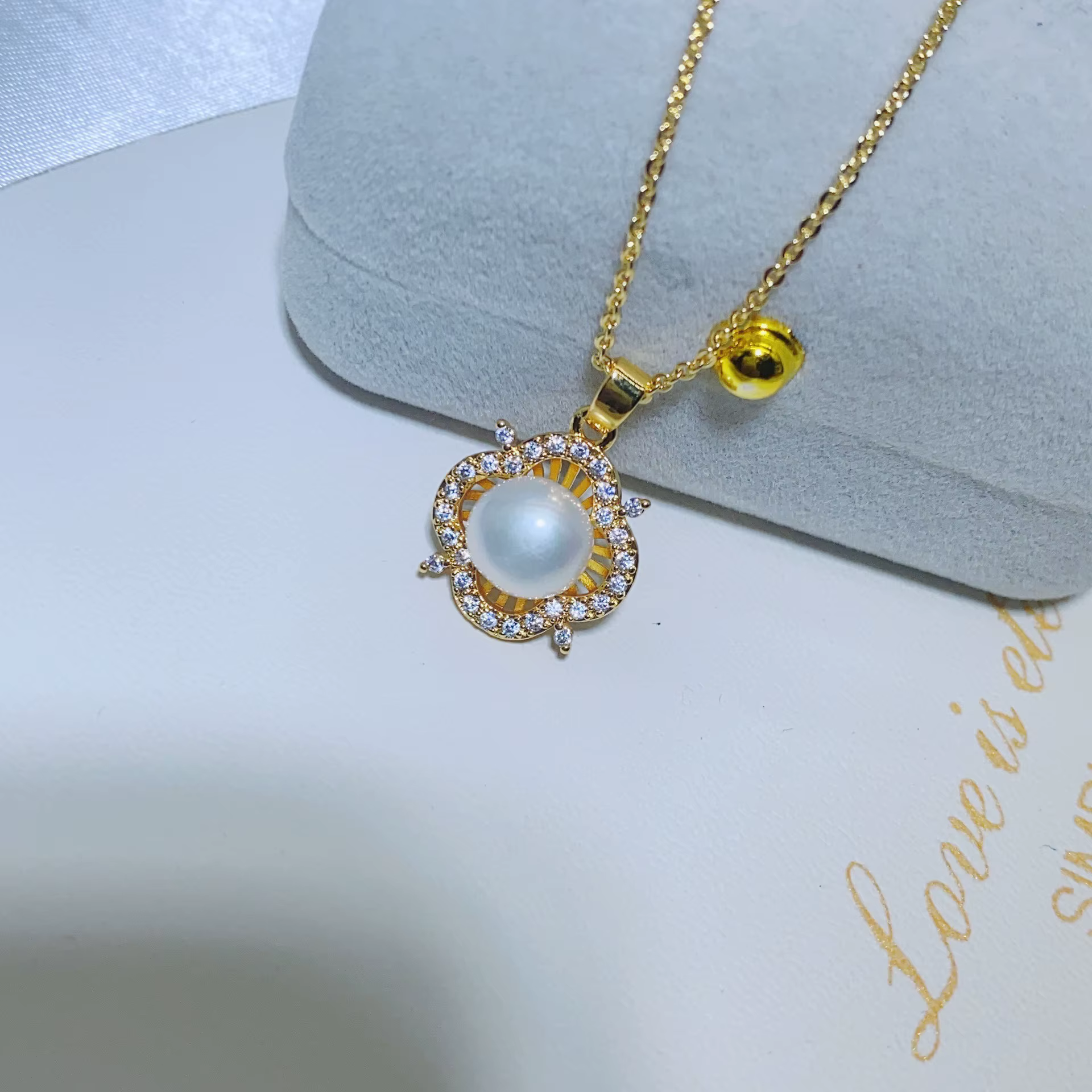 Sofielegance-colier-placat-cu-aur-Celeste-perla-naturala-alba Colier placat cu aur Celeste, perla naturala alba si cristale - imagine 1